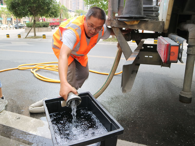 突發(fā)停水群眾急，達坤公司“解難題”